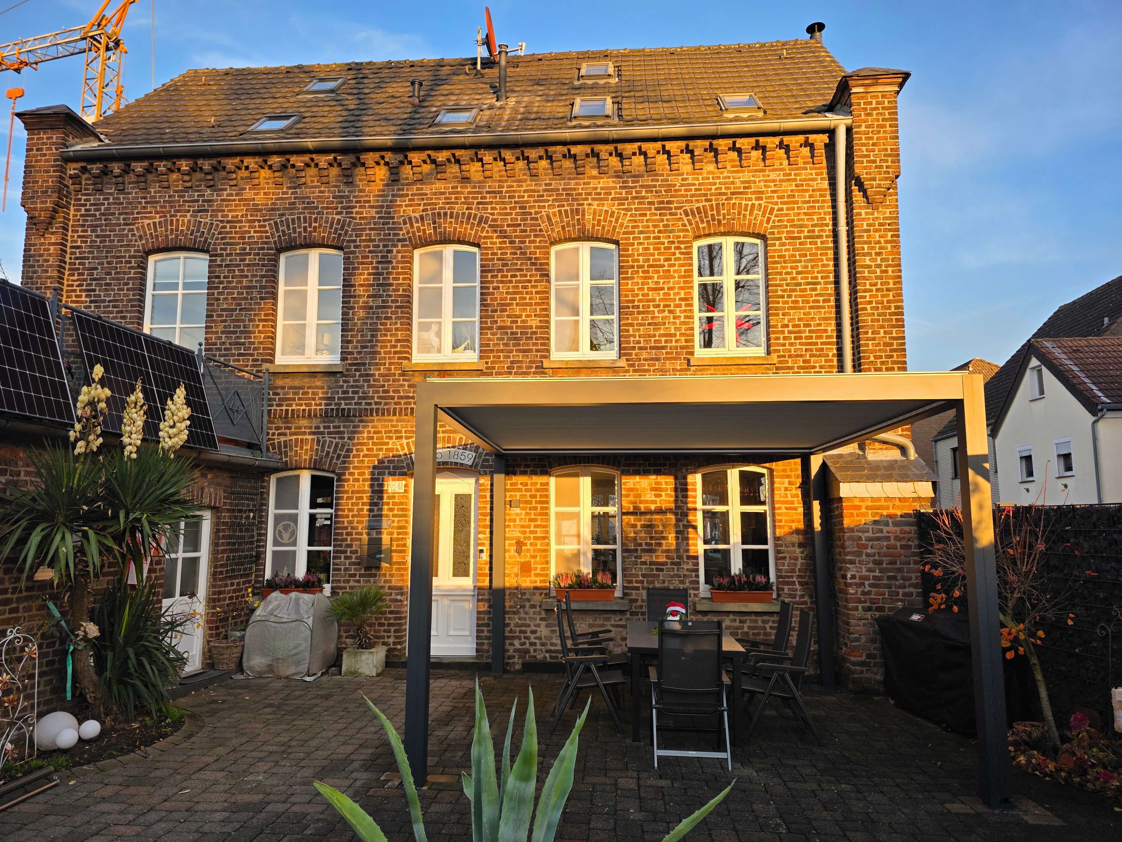 Anthracite pergola installed at a brick house