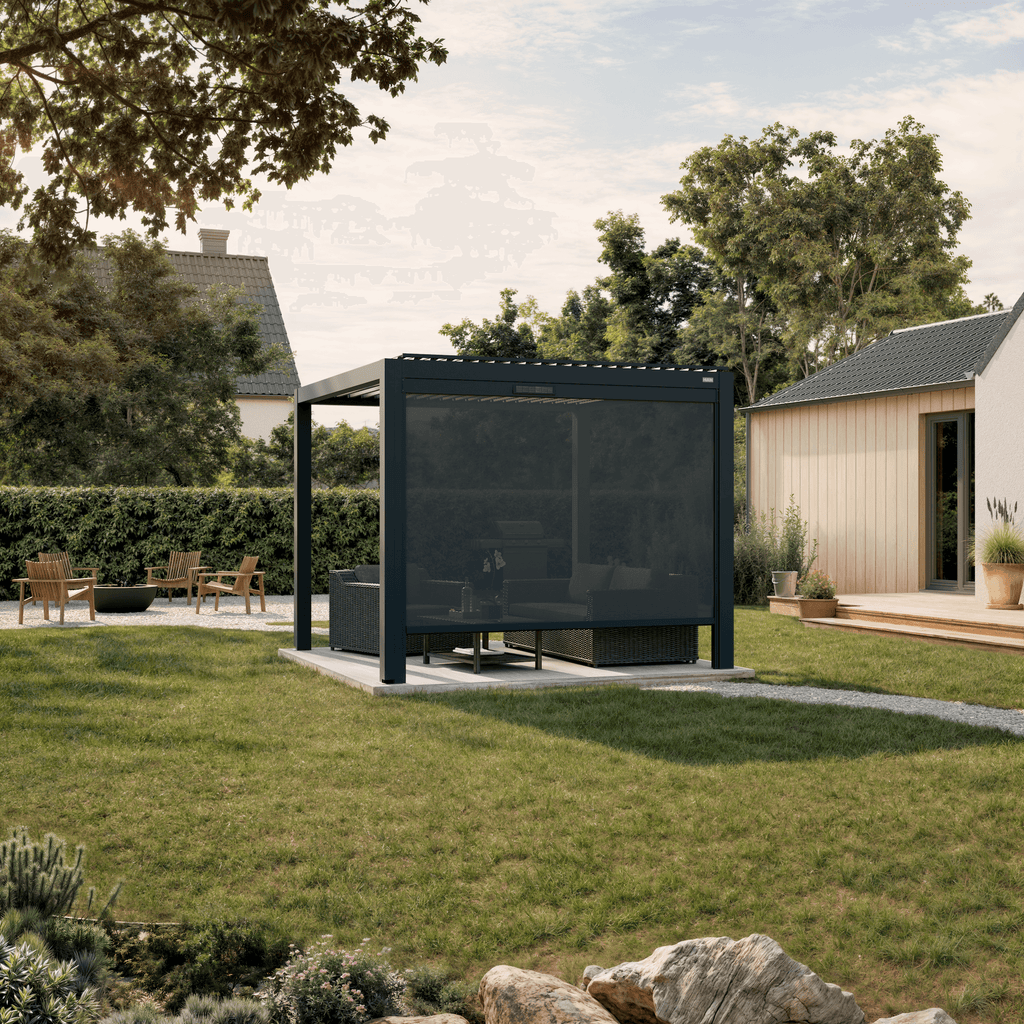 Solar retractable side screen, 10' in anthracite, on an aluminum pergola
